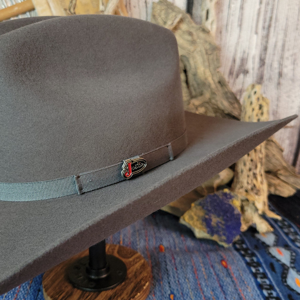Close-up of the gray hat band with brand's charm.