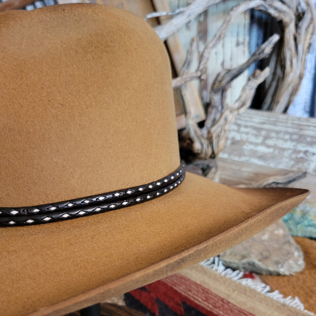 Close-up of the brown and white hat band.