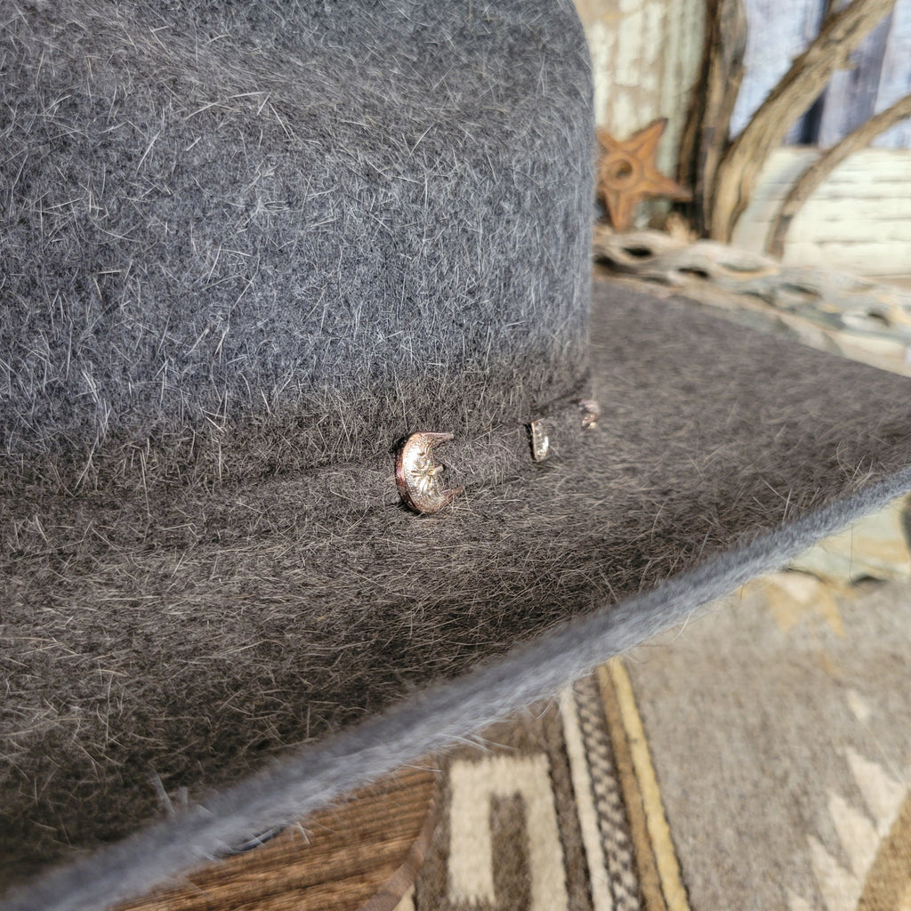 Close up of the hat's band with small silver buckle.