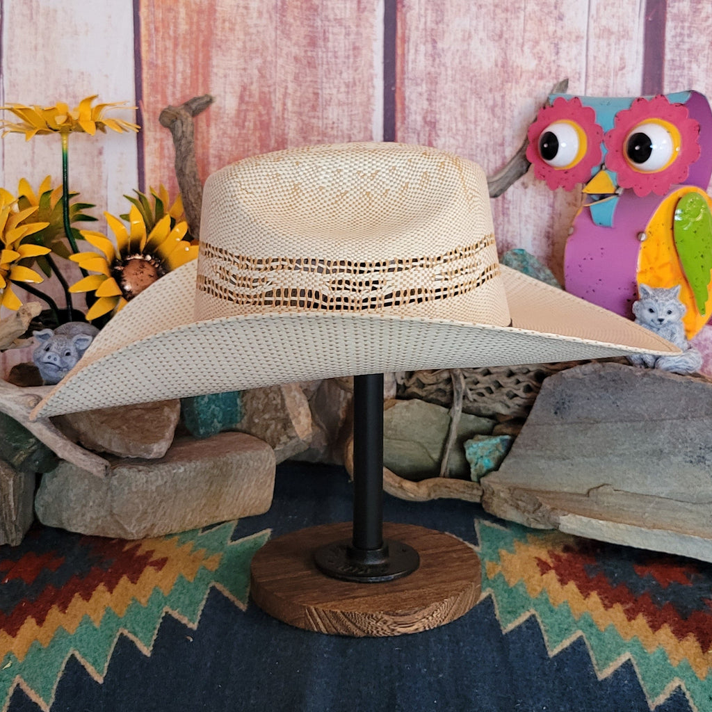 Smooth straw side with a gently curved brim.