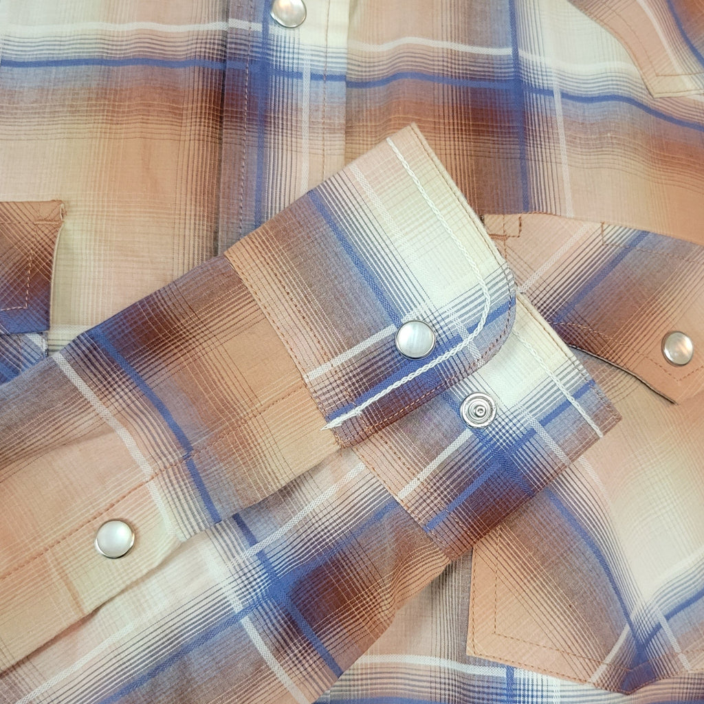 A close up of the snap buttons on the sleeve.