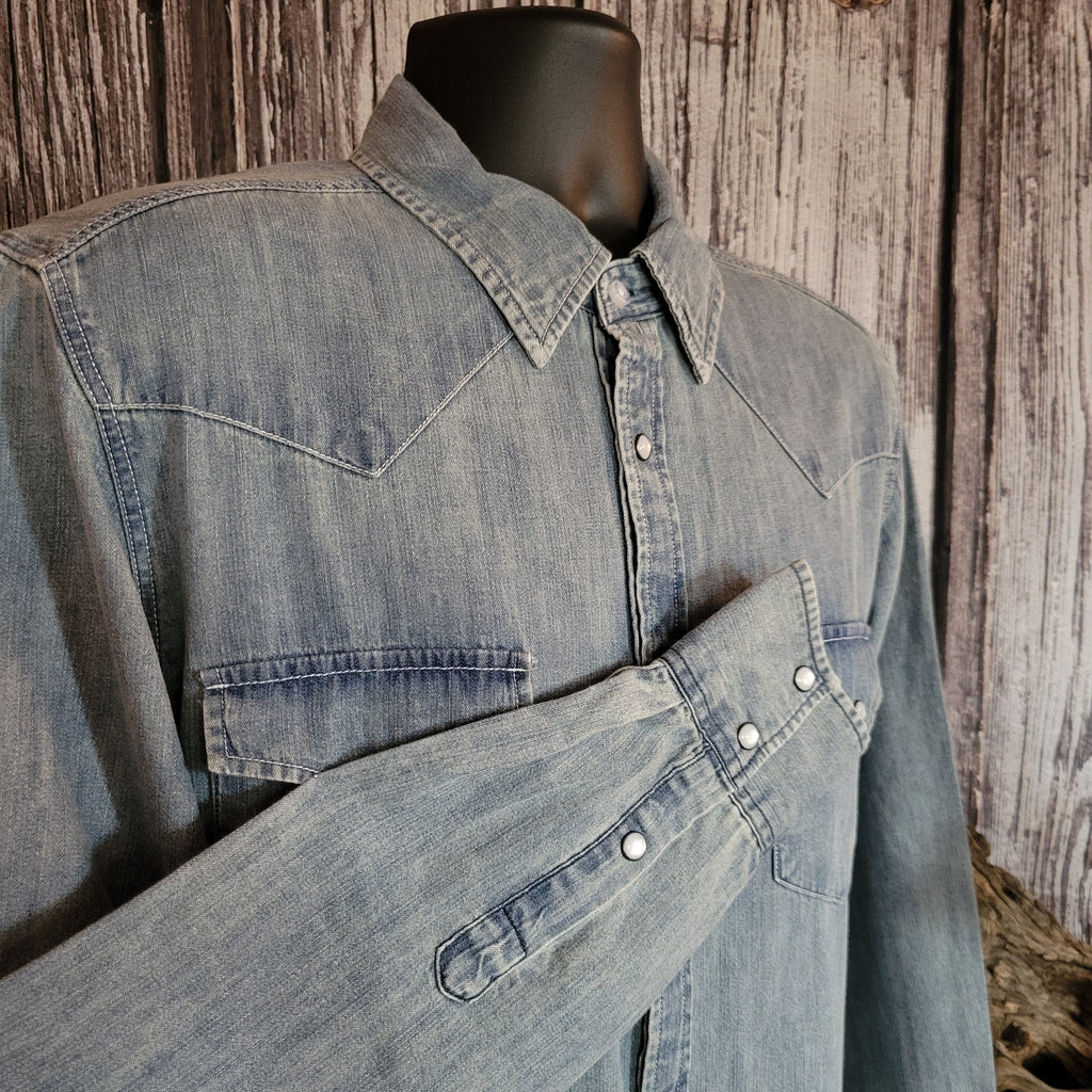 Close-up of the snap on buttons on the denim shirt.