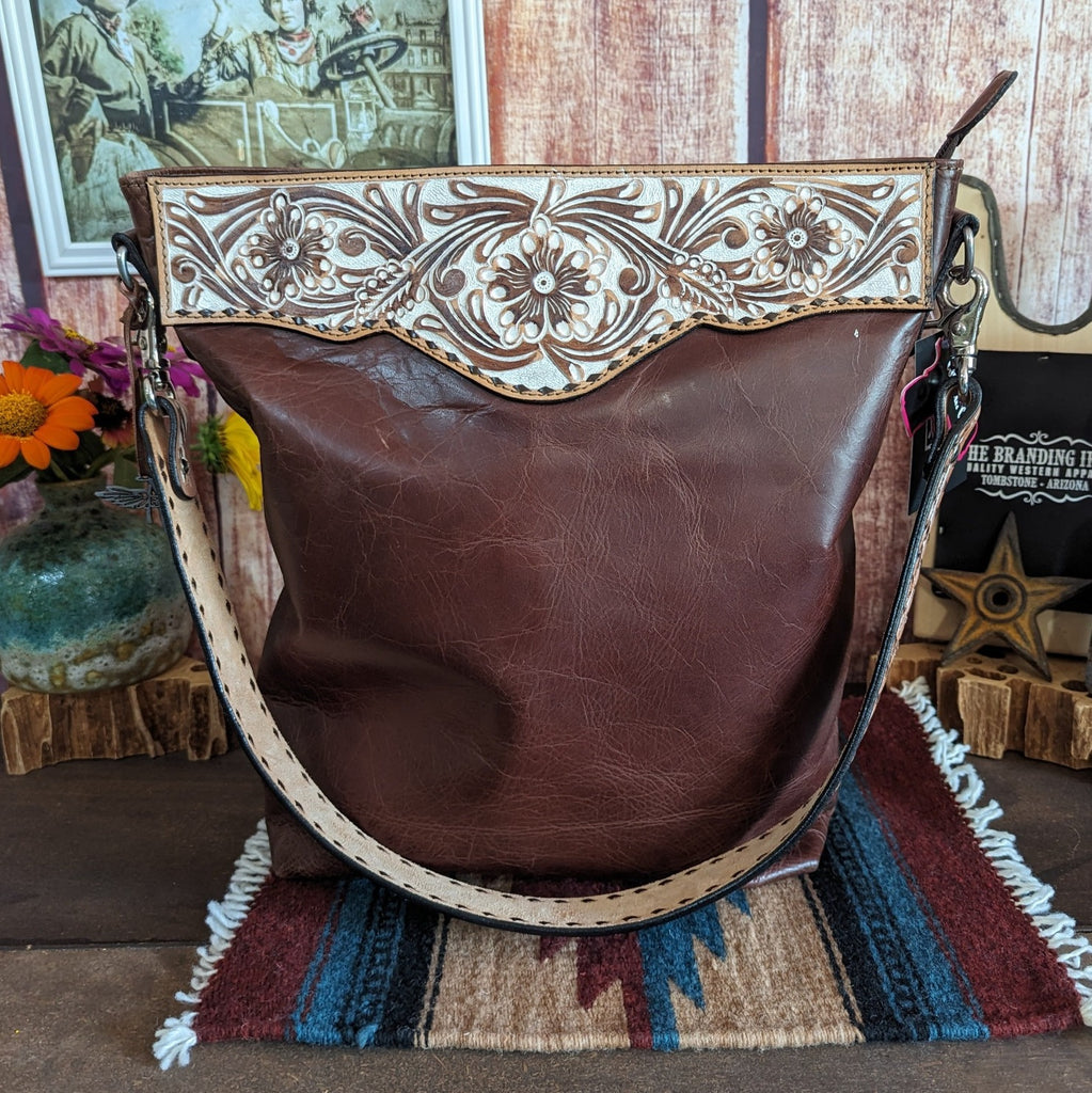Conceal Carry Crossbody Purse with White Washed Daisies by Angel Ranch  D330005902 front view