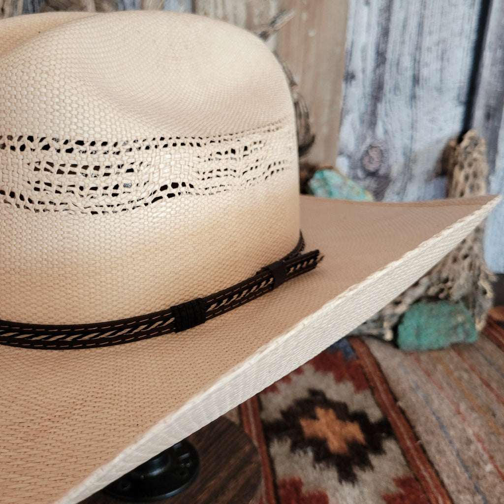 A close-up of the multi-tone brown hat band.