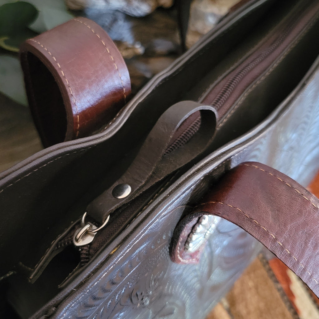 Close-up of the zipper on the tote.
