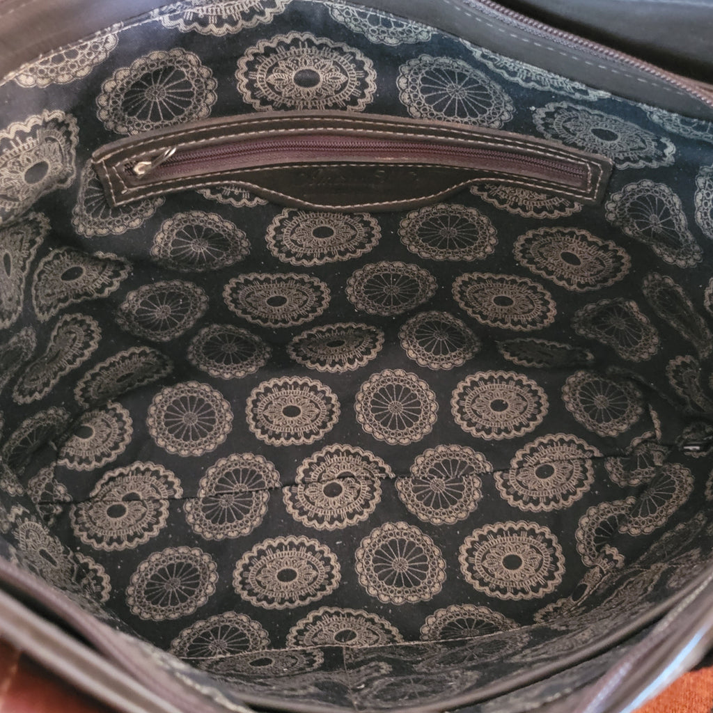 The interior features pocket design and is spacious.