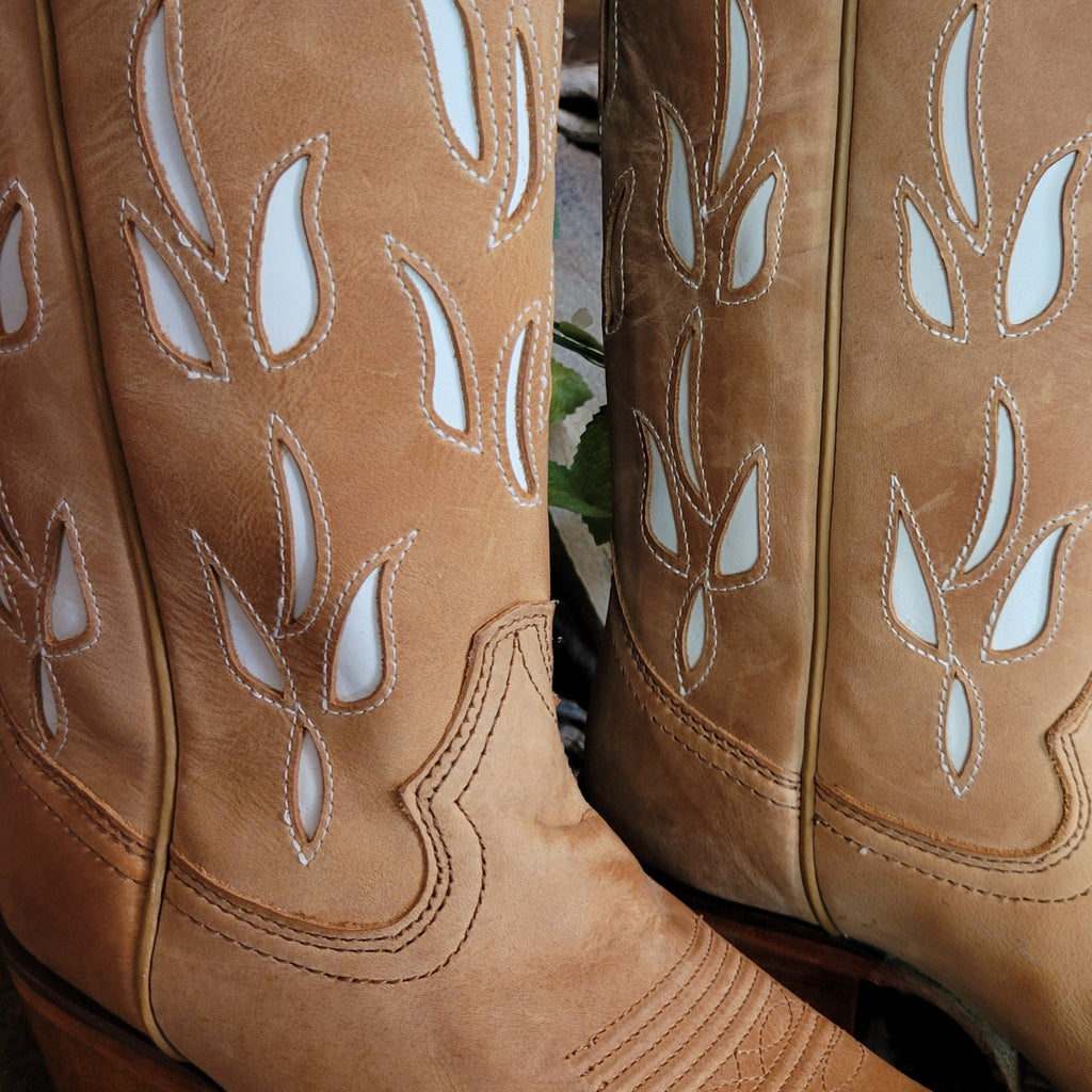 Close-up of the white floral cut-outs on the shaft.