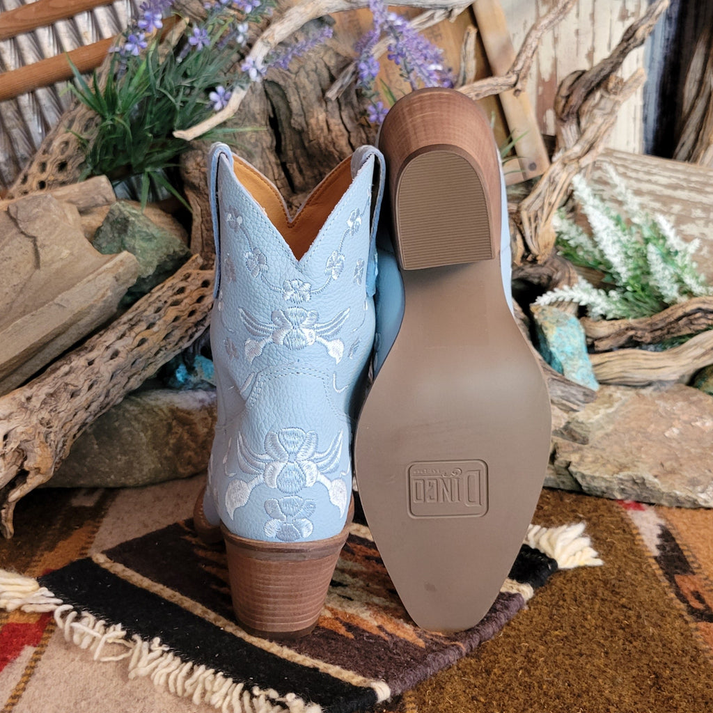 Blue ankle boots with rubber sole and floral embroidery.