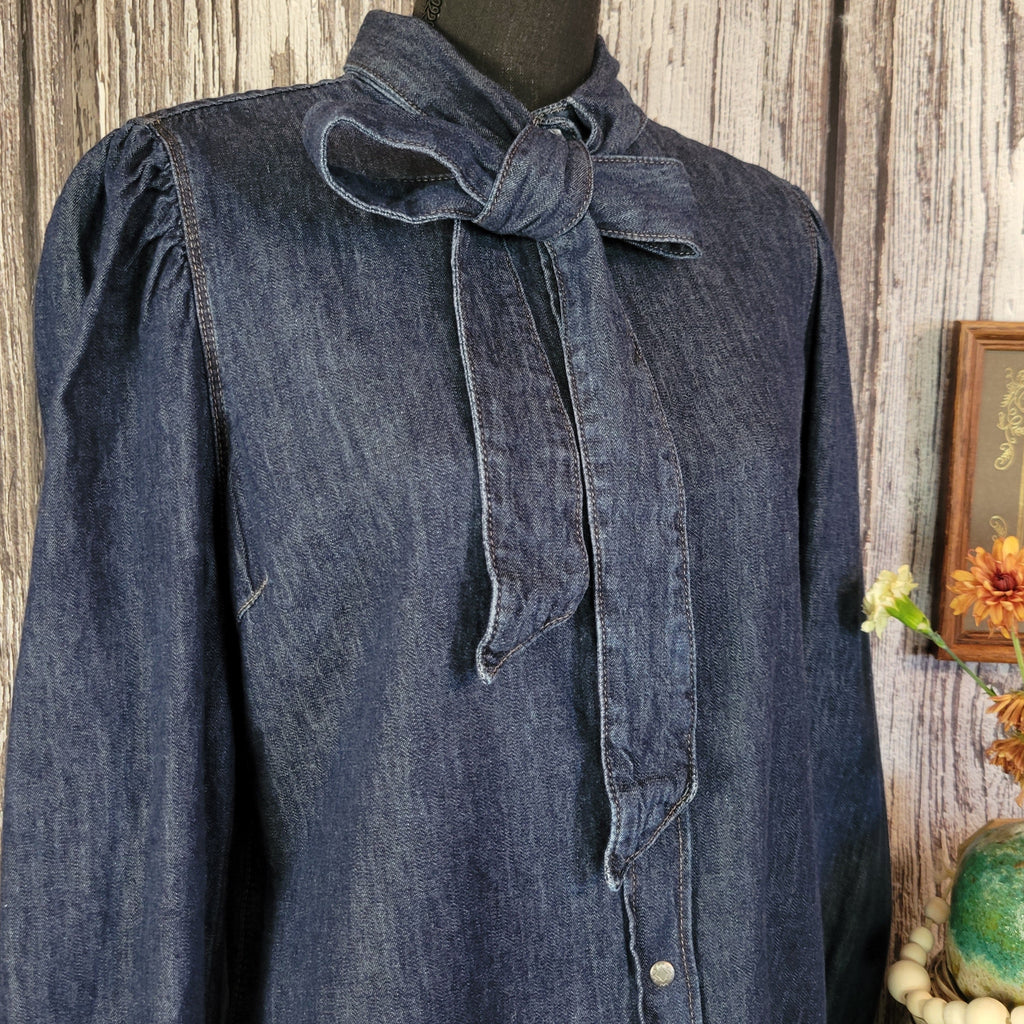 A close-up of the denim collar tied on the front.