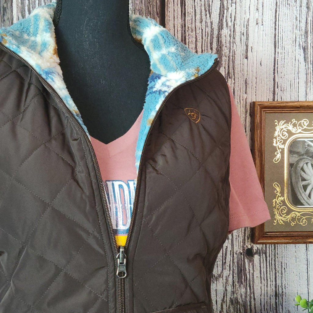Brown quilted vest with pockets.