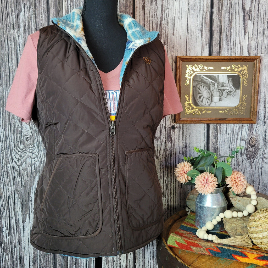 Brown quilted vest with pockets.