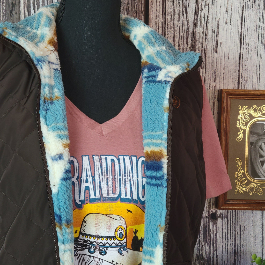 Brown quilted vest with pockets.