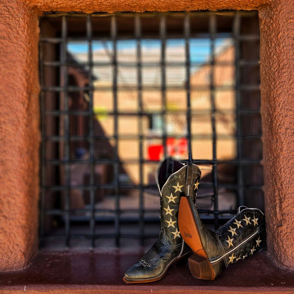 women's snip toe boot "serenade" Laredo sole view