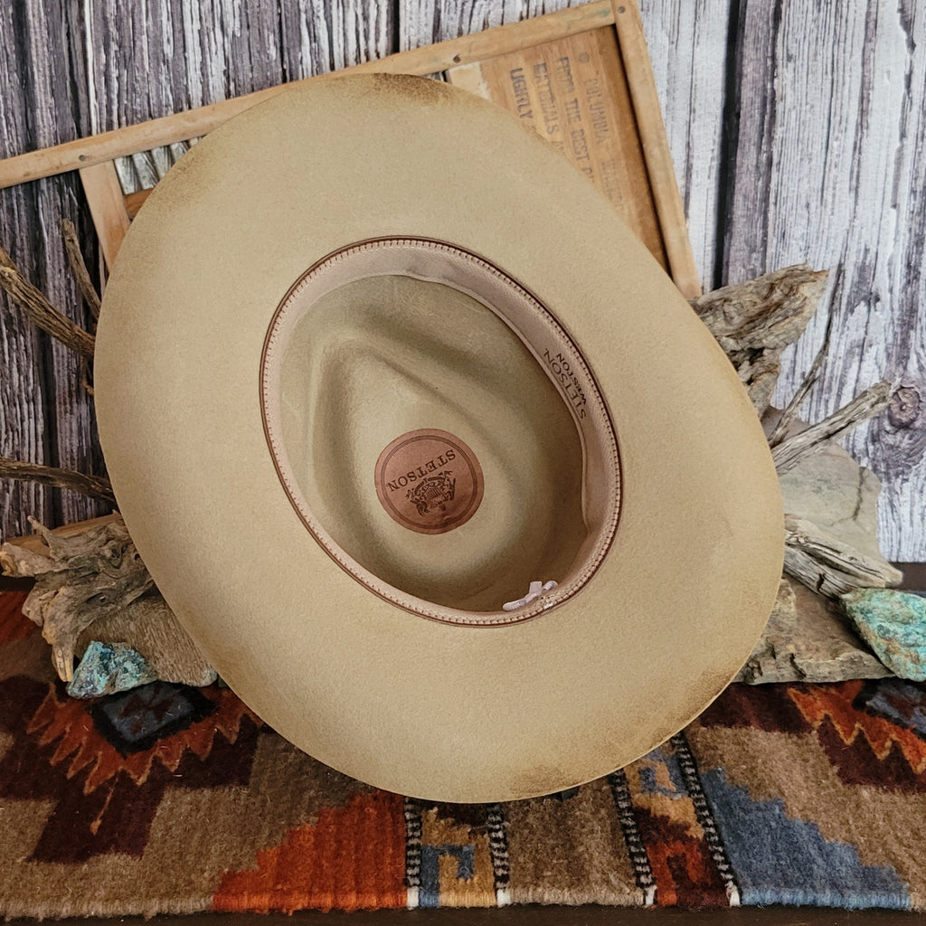 The interior of the hat features the brand's logo inside.