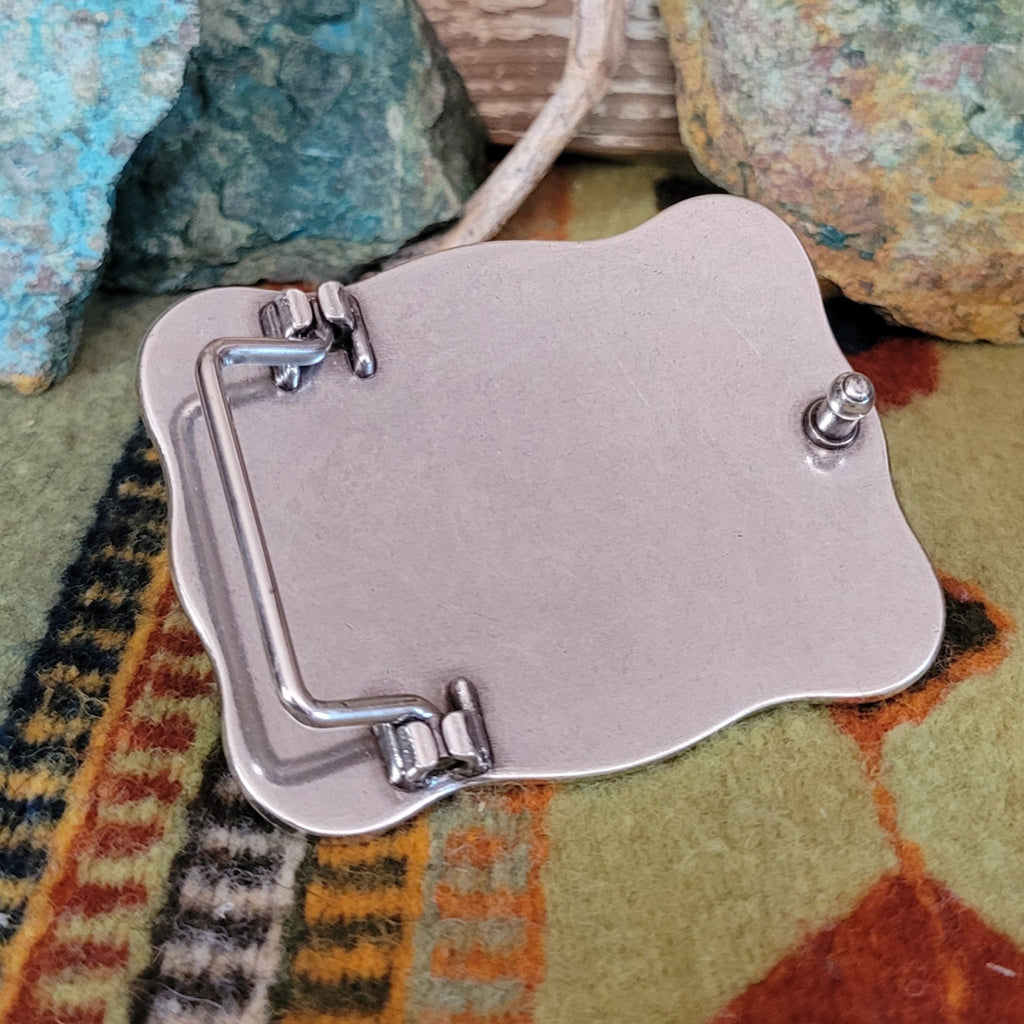 The back of the buckle is smooth.