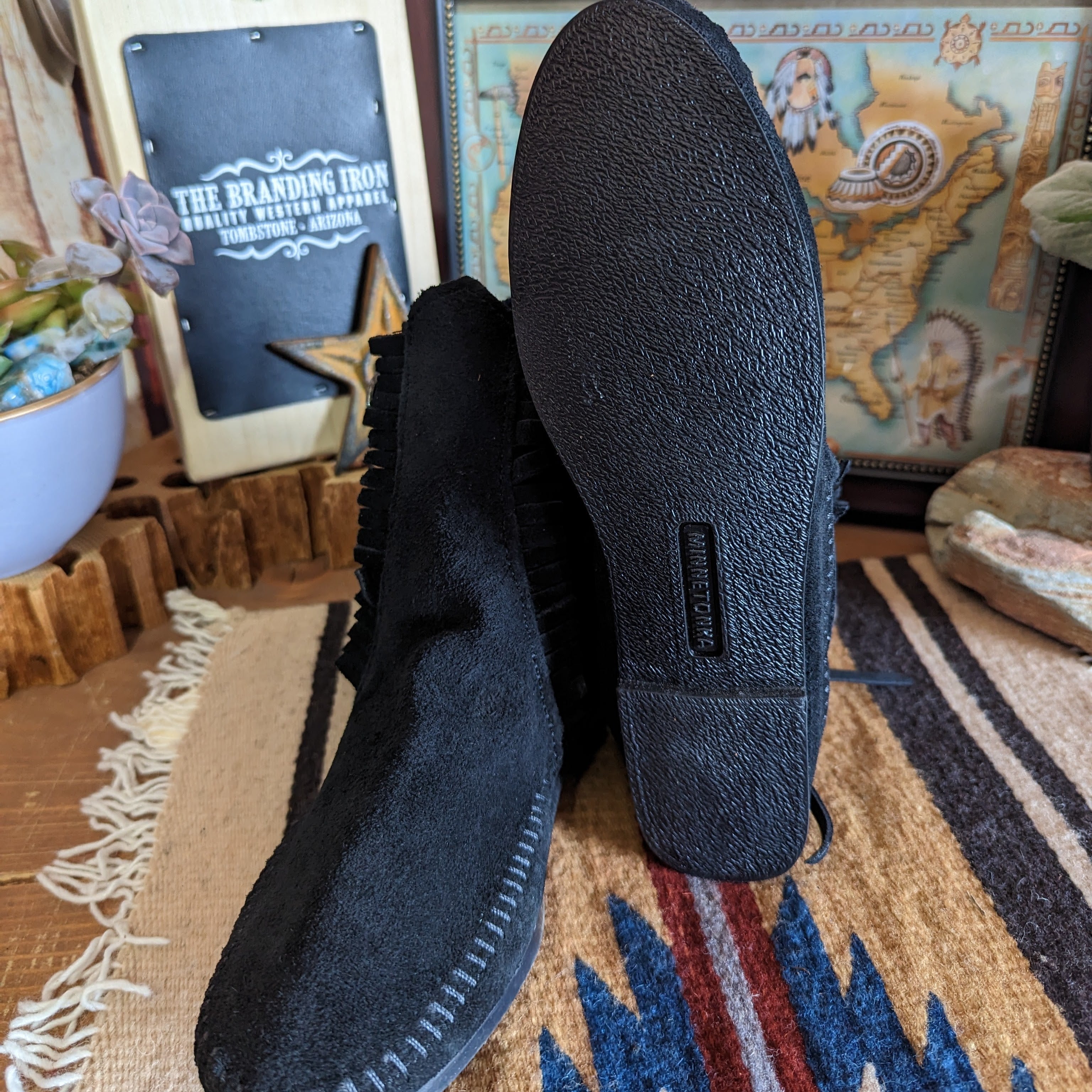 Minnetonka Sasha Sandali da donna, nero, 7 Wide Minnetonka Sasha Sandali da donna, nero, 7 Wide
